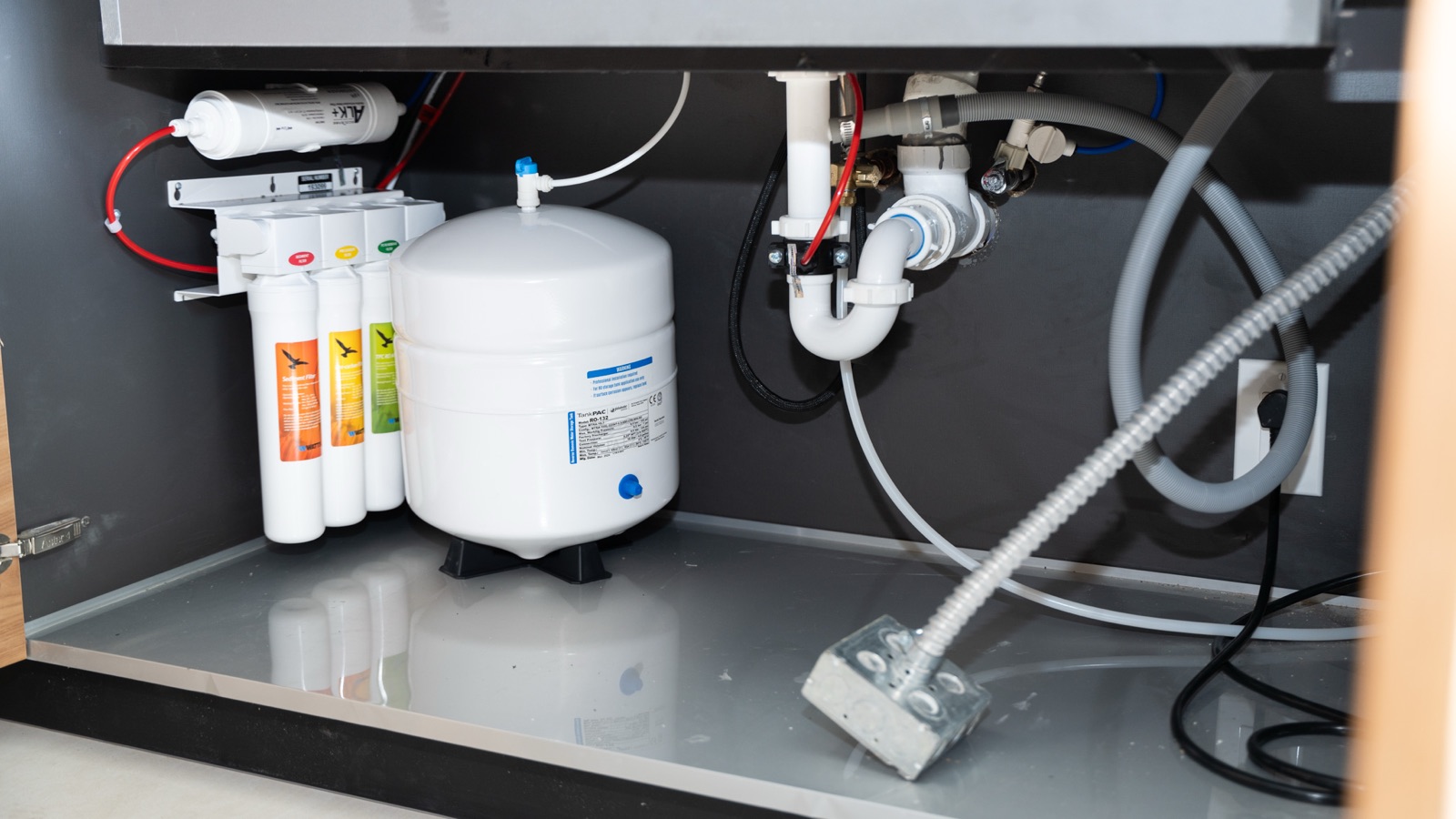 Under-sink water filtration system